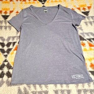 Victoria's Secret Victoria Sport Lightweight V-Neck T-Shirt Size Small. C4